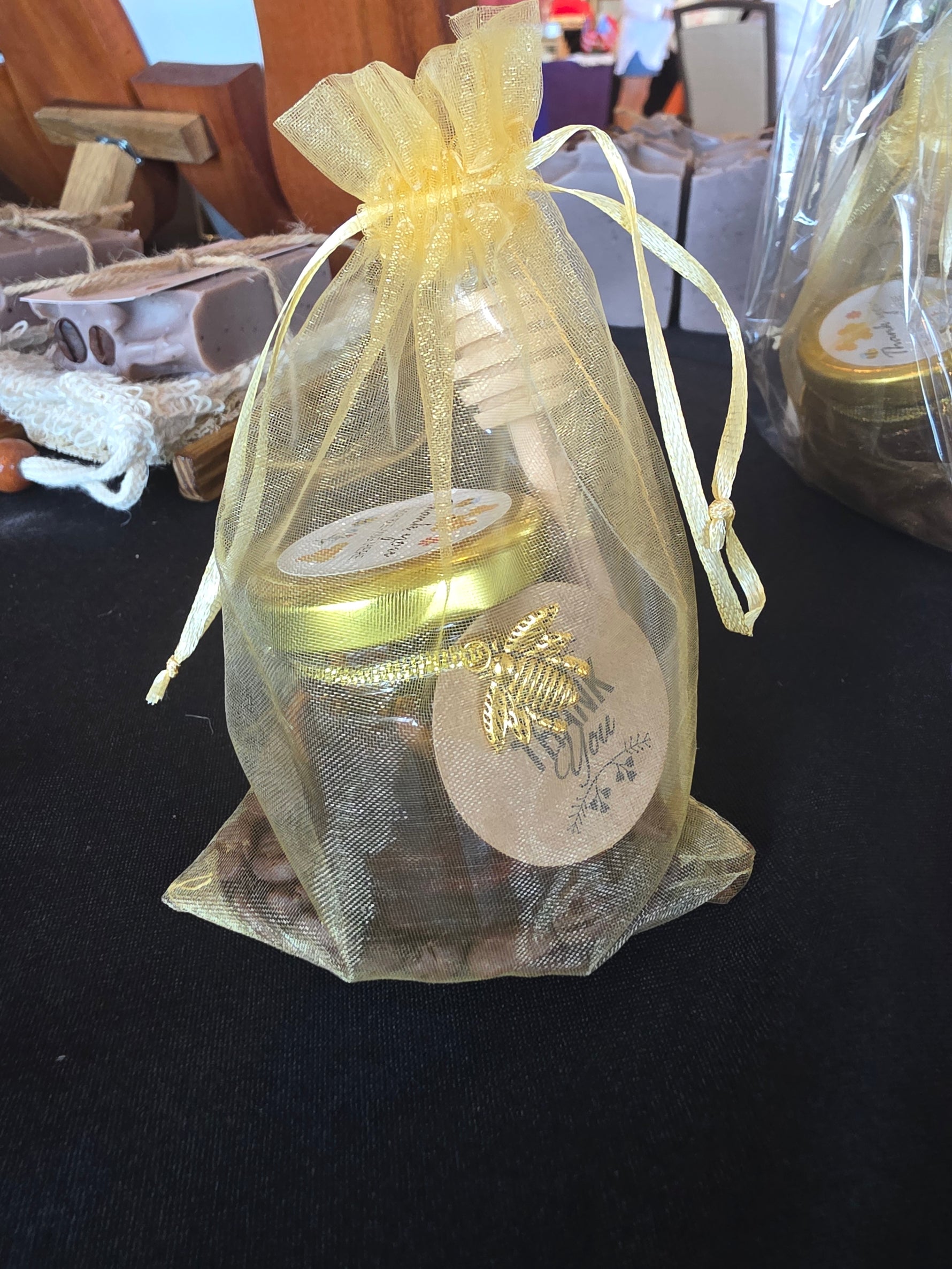 Mini miel artesanal con café en un frasco dentro de una bolsa amarilla, ideal para regalar o disfrutar.