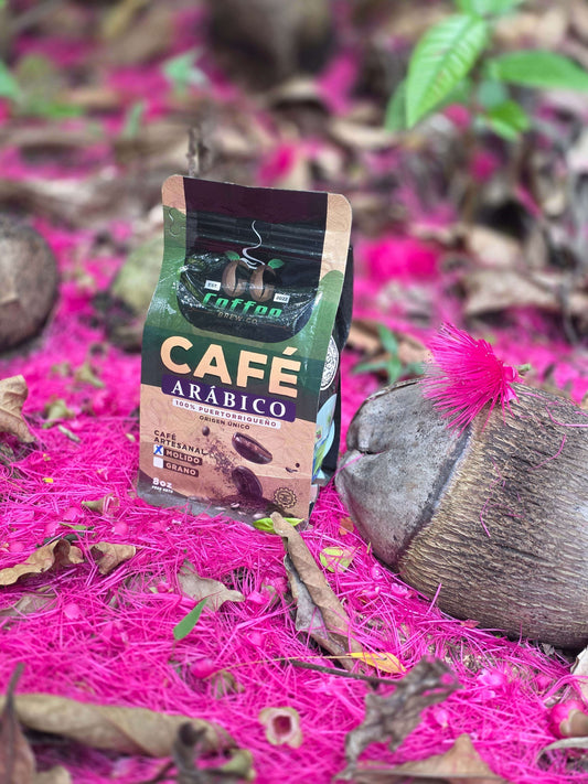 Café Arábico Premium GG Coffee Brew 8 oz, empaquetado en un entorno natural con colores vivos.