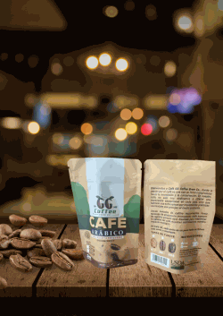 Mini GG BREW 2oz cafe molido with aromatic coffee beans on wooden surface.